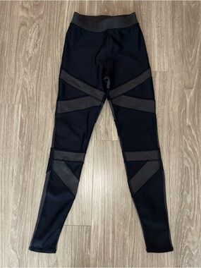 ALO Yoga Black Performance Leggings with Subtle Texture